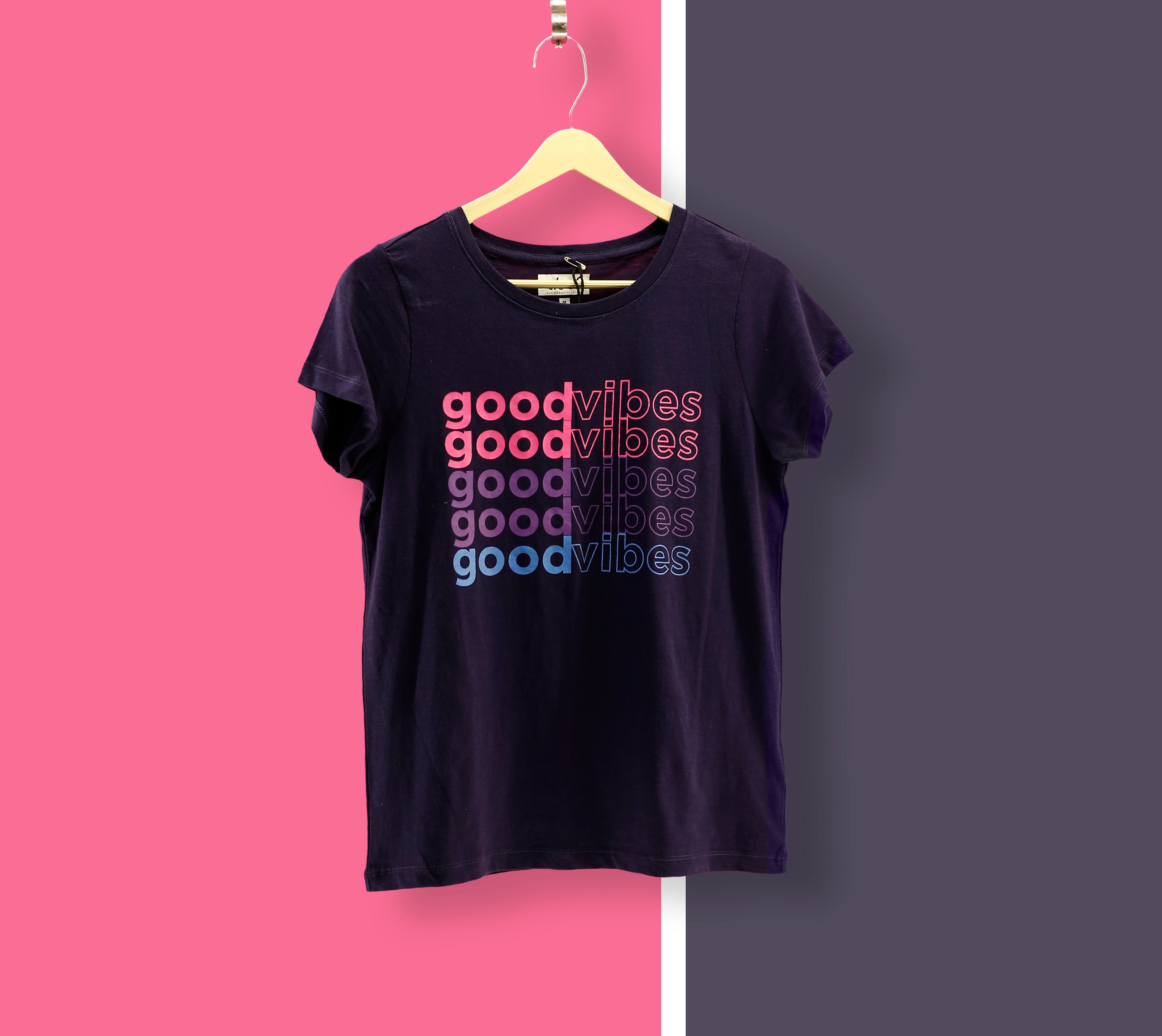 graphic-tshirt-trendy-design-mockup-presented-wooden-hanger - Record Moda